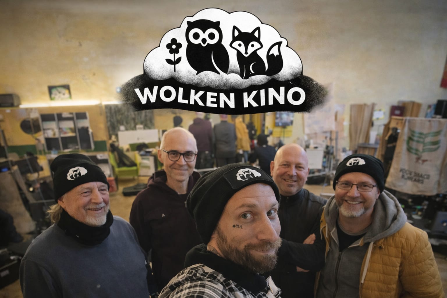 Die deutschsprachige Pop-Rock-Band Wolken Kino Backstage vor einem Gig. Die Bandmitglieder schauen selbstbewusst und erwartungsvoll.
