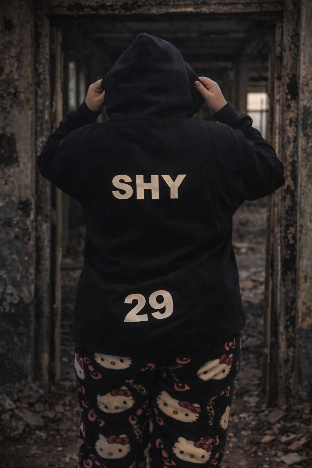 Rückseite des offiziellen Wolken Kino Community Hoodie für Wolkenfüchse. Weil du mit dem Hoodie ein Teil der Community wirst, kannst du die Rückseite personalisieren! Hier haben wir den Namen und die Lieblingszahl der abgebildeten Person auf die Rückseite gedruckt.