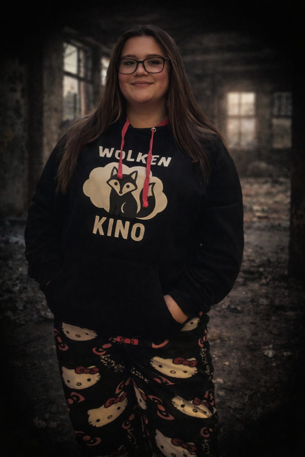 Der offizielle Wolken Kino Community Hoodie für Wolkenfüchse. Hochwertig, bequem, zeitlos. Kein Fast-Fashion! Mit diesem Hoodie setzt du ein Statement Zusammenhalt und Neuanfang. Diesen Hoodie haben wir aus der Community heraus entwickelt. Für Menschen, die Musik fühlen und nicht nur hören.